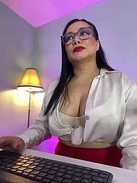 Snapshot of sharon_leone26 chatting on 12.21.25 sharon leone26 online show from 12.21.25