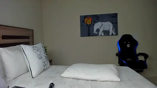 Snapshot of Renee-18 chatting on 09.22.25 Renee-18 online show from 09.22.25