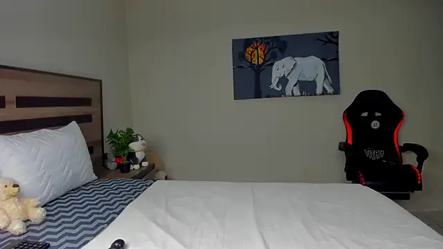 Snapshot of Renee-18 chatting on 12.02.25 Renee-18 online show from 12.02.25