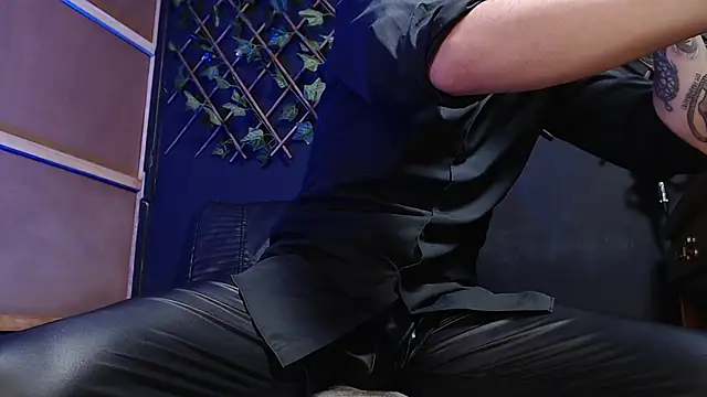 Snapshot of Dicaprioo_ chatting on 11.26.25 Dicaprioo online show from 11.26.25