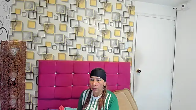 Snapshot of LITLESTAR chatting on 11.19.25 LITLESTAR online show from 11.19.25