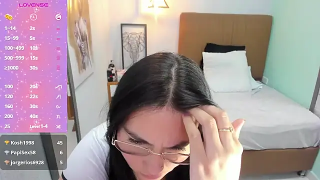 Snapshot of delilaquinn chatting on 12.17.24 delilaquinn online show from 12.17.24