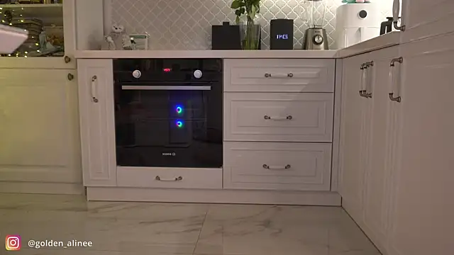 Snapshot of Golden_Aline chatting on 12.16.24 Golden Aline online show from 12.16.24