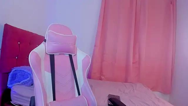 Snapshot of scarlett_queen56 chatting on 03.12.25 scarlett queen56 online show from 03.12.25