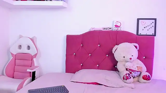 Snapshot of LucianaTomson chatting on 01.24.25 LucianaTomson online show from 01.24.25