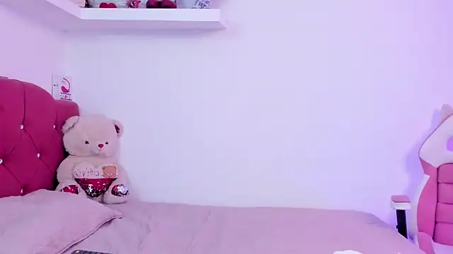 Snapshot of LucianaTomson chatting on 02.15.25 LucianaTomson online show from 02.15.25