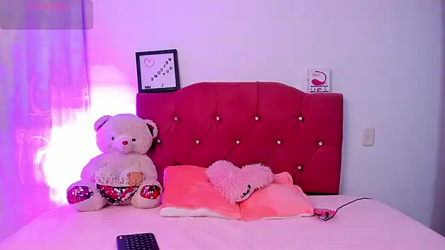 Snapshot of LucianaTomson chatting on 10.08.25 LucianaTomson online show from 10.08.25