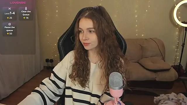 Snapshot of Kami_kam chatting on 12.14.25 Kami kam online show from 12.14.25