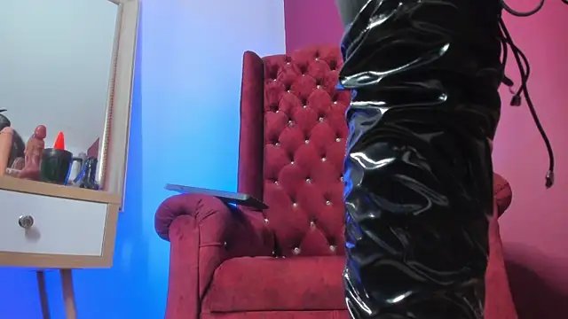 Snapshot of Sarah_Mistress_ chatting on 12.26.24 Sarah Mistress online show from 12.26.24