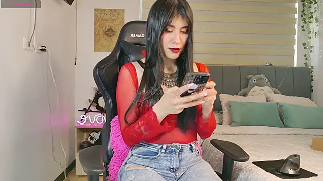 Snapshot of _thaeltaylor chatting on 10.30.25 thaeltaylor online show from 10.30.25