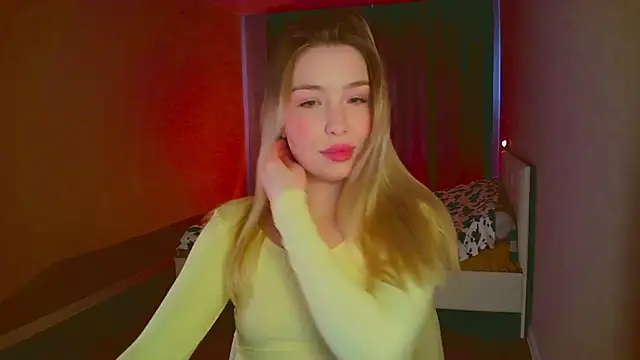 Snapshot of mia_raspberrie chatting on 02.19.25 mia raspberrie online show from 02.19.25