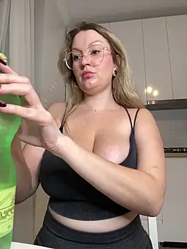 Teya moon  online show from 11.05.25