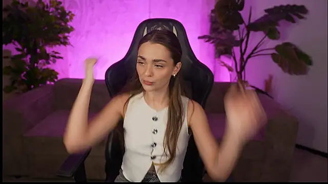 Snapshot of Lana_Pulse chatting on 04.04.26 Lana Pulse online show from 04.04.26