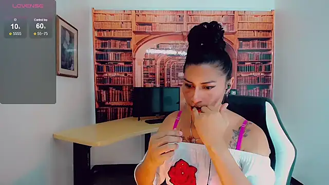 Snapshot of khiara_moretti chatting on 01.11.25 khiara moretti online show from 01.11.25