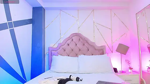 Agathaargent  online show from 01.18.25