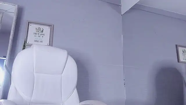 Snapshot of Sara_Greey chatting on 02.19.25 Sara Greey online show from 02.19.25