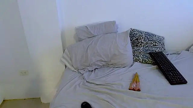 Snapshot of samanta_r_ chatting on 02.10.25 samanta r  online show from 02.10.25