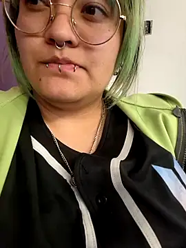 Snapshot of lucky-leah chatting on 09.19.25 lucky-leah online show from 09.19.25