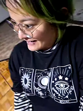 Snapshot of lucky-leah chatting on 09.23.25 lucky-leah online show from 09.23.25