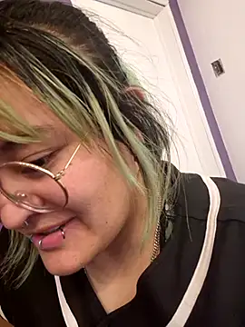 Snapshot of lucky-leah chatting on 10.02.25 lucky-leah online show from 10.02.25