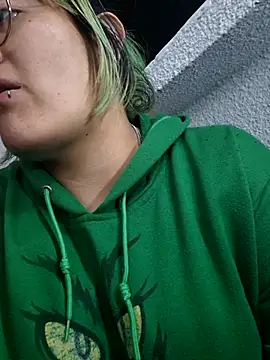 Snapshot of lucky-leah chatting on 10.10.25 lucky-leah online show from 10.10.25