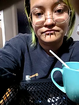 Snapshot of lucky-leah chatting on 10.11.25 lucky-leah online show from 10.11.25