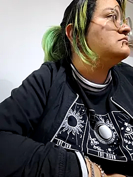 Snapshot of lucky-leah chatting on 10.12.25 lucky-leah online show from 10.12.25