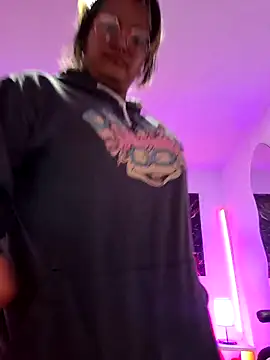 Snapshot of lucky-leah chatting on 10.15.25 lucky-leah online show from 10.15.25