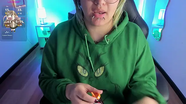 Snapshot of lucky-leah chatting on 10.22.25 lucky-leah online show from 10.22.25