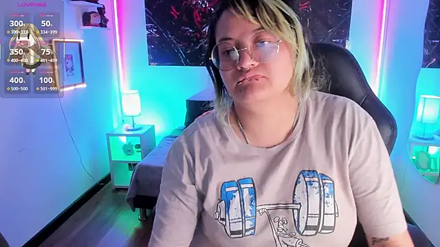 Snapshot of lucky-leah chatting on 10.23.25 lucky-leah online show from 10.23.25