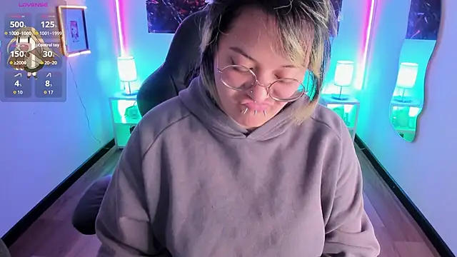 Snapshot of lucky-leah chatting on 10.25.25 lucky-leah online show from 10.25.25