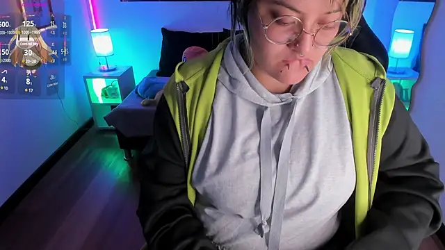 Snapshot of lucky-leah chatting on 10.30.25 lucky-leah online show from 10.30.25