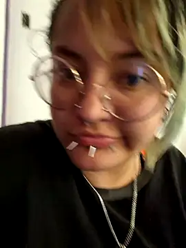 Snapshot of lucky-leah chatting on 10.31.25 lucky-leah online show from 10.31.25