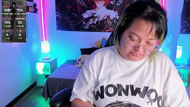 Snapshot of lucky-leah chatting on 11.04.25 lucky-leah online show from 11.04.25