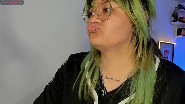 Snapshot of lucky-leah chatting on 11.09.25 lucky-leah online show from 11.09.25