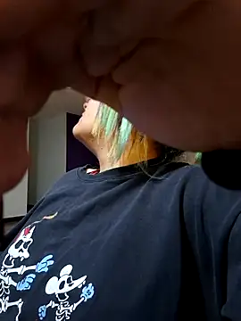 Snapshot of lucky-leah chatting on 11.19.25 lucky-leah online show from 11.19.25