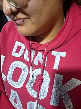 Snapshot of lucky-leah chatting on 11.21.25 lucky-leah online show from 11.21.25