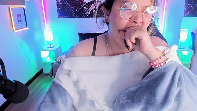 Snapshot of lucky-leah chatting on 11.22.25 lucky-leah online show from 11.22.25