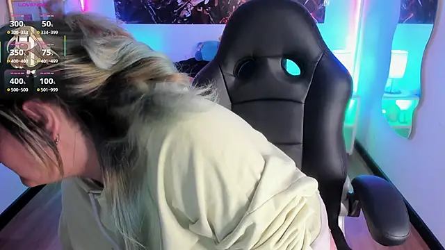 Snapshot of lucky-leah chatting on 11.25.25 lucky-leah online show from 11.25.25