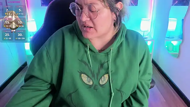 Snapshot of lucky-leah chatting on 12.03.25 lucky-leah online show from 12.03.25