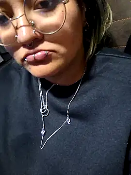 Snapshot of lucky-leah chatting on 12.04.25 lucky-leah online show from 12.04.25