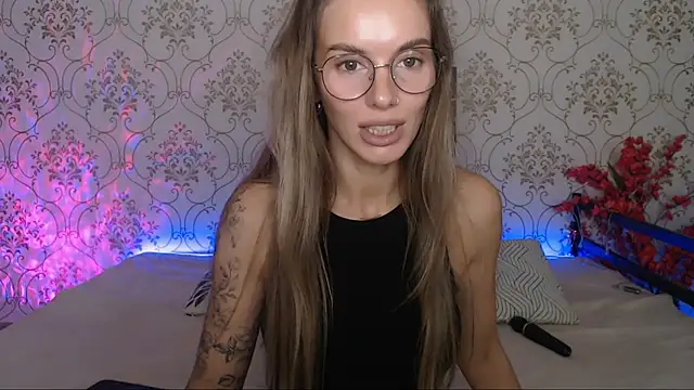 Snapshot of JulDoll chatting on 09.19.25 JulDoll online show from 09.19.25