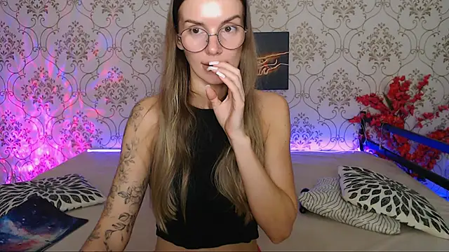 Snapshot of JulDoll chatting on 10.09.25 JulDoll online show from 10.09.25