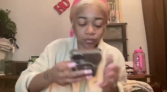 MommyConfident online show from 03.20.25