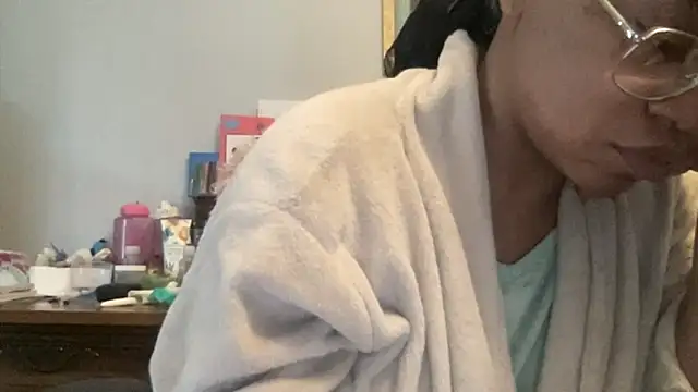 MommyConfident online show from 11.24.25