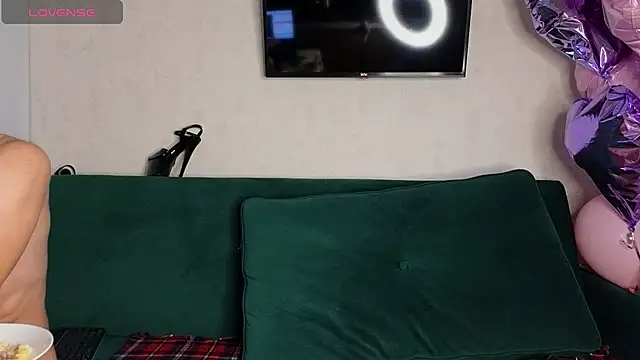 Snapshot of FoxLoveBasik chatting on 12.14.24 FoxLoveBasik online show from 12.14.24