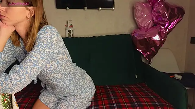 Snapshot of FoxLoveBasik chatting on 12.27.24 FoxLoveBasik online show from 12.27.24