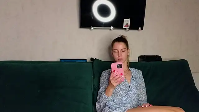 Snapshot of FoxLoveBasik chatting on 03.01.25 FoxLoveBasik online show from 03.01.25