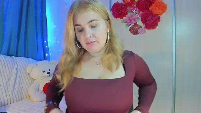 Snapshot of CoraSwon chatting on 02.02.25 CoraSwon online show from 02.02.25