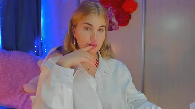 Snapshot of CoraSwon chatting on 02.04.25 CoraSwon online show from 02.04.25